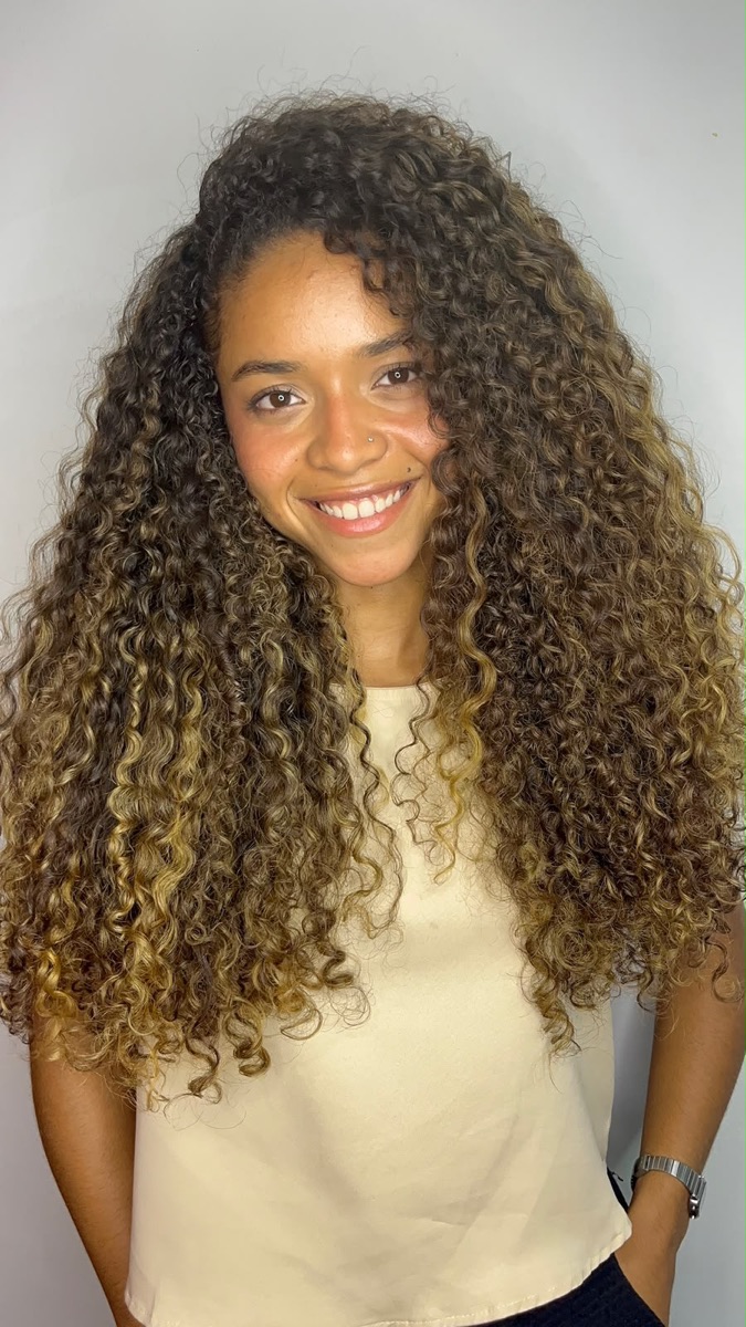 Morena iluminada e mechas realizadas no Casulo Preto