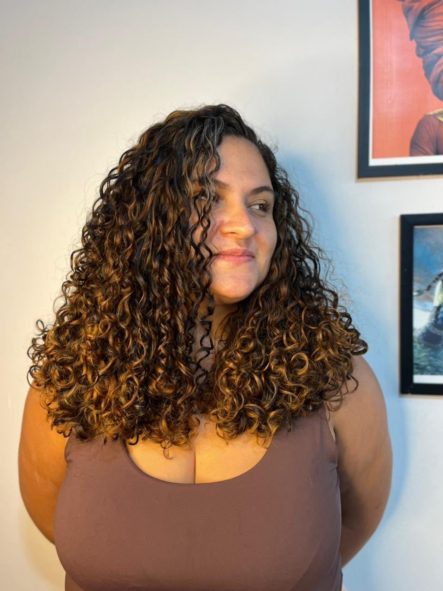 Morena iluminada e mechas realizadas no Casulo Preto