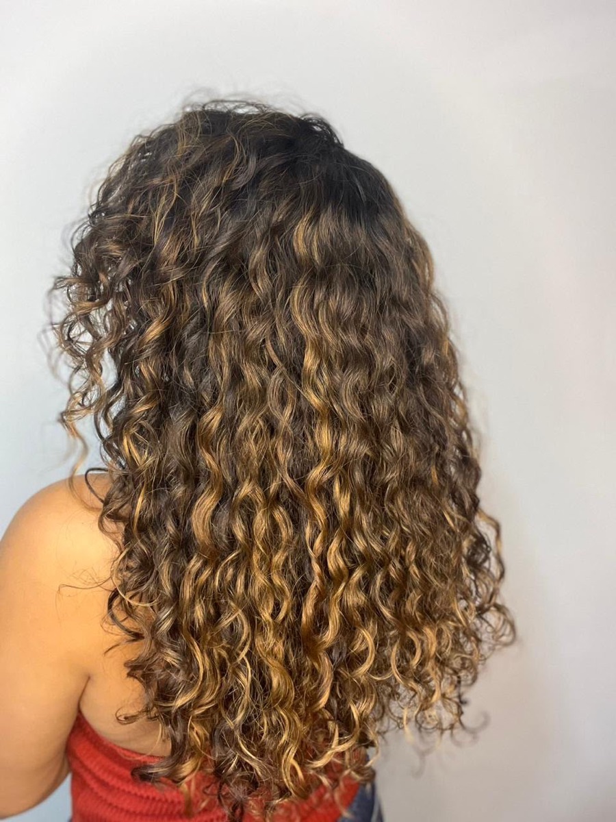 Morena iluminada e mechas realizadas no Casulo Preto